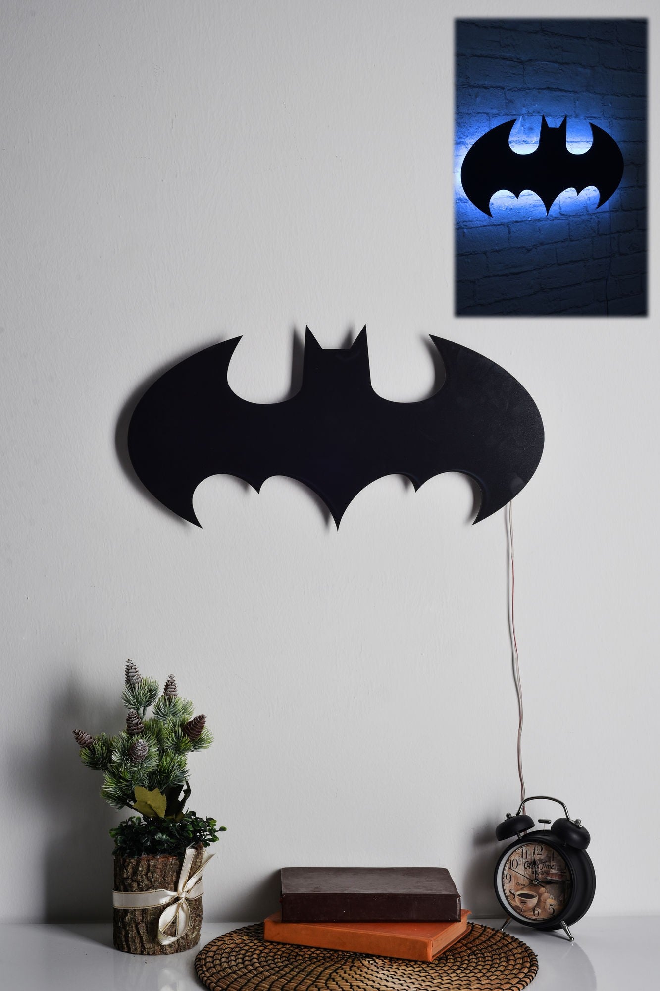 Decoración vertical con luz led azul Bat 50x25cm